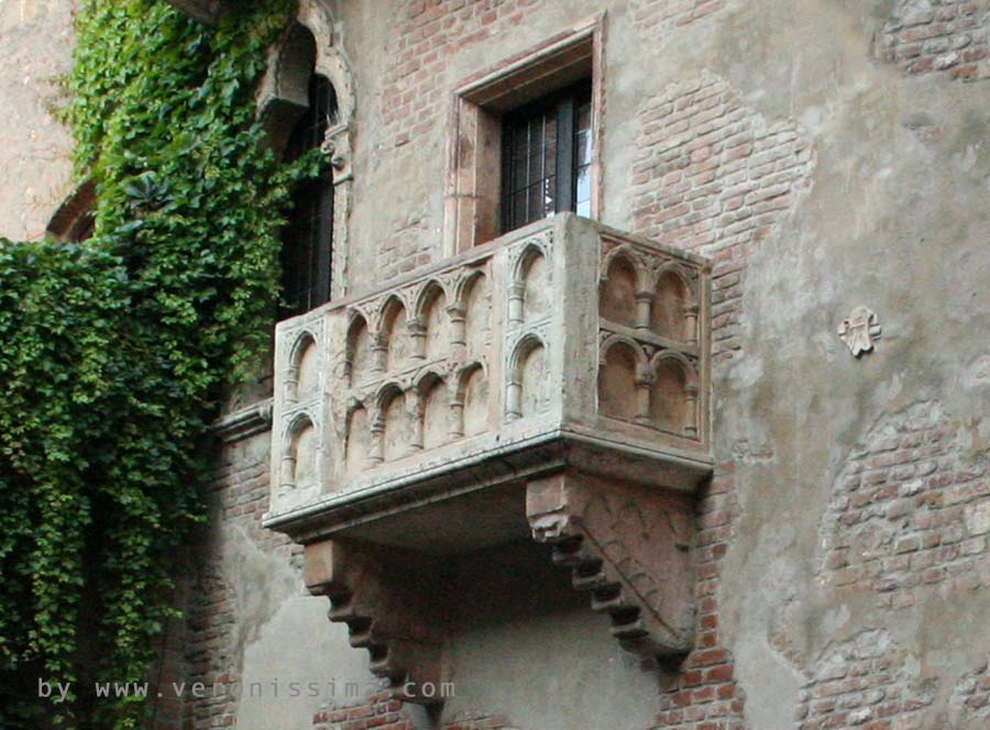 Bride and groom on Juliet's balcony Verona