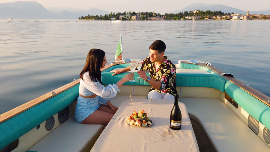 wedding proposal on a boat on lake Garda