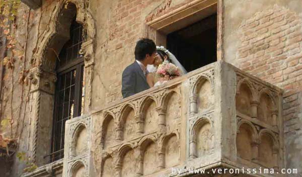 Couple kissing on Juliet's balcony