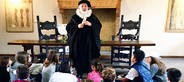 Un attore interpreta Shakespeare davanti a bambini in gita