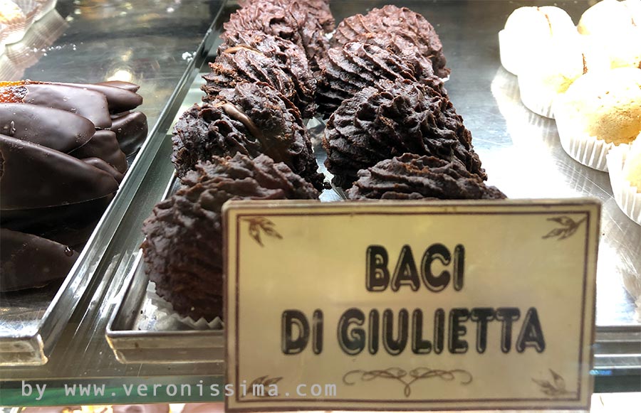 vetrina di pasticceria con un vassoio di baci di Giulietta al cioccolato