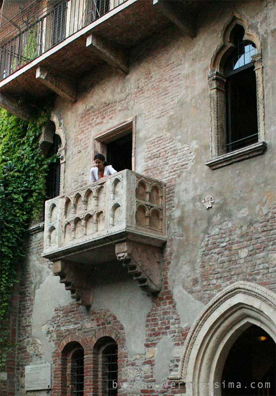 Il bassorilievo di un cappello scolpito sulla chiave di volta di un arco della casa di Giulietta