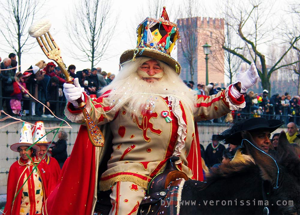 Papà de gnoco, con il vestito multicolore, in sella a un mulo, sfila per le vie di Verona