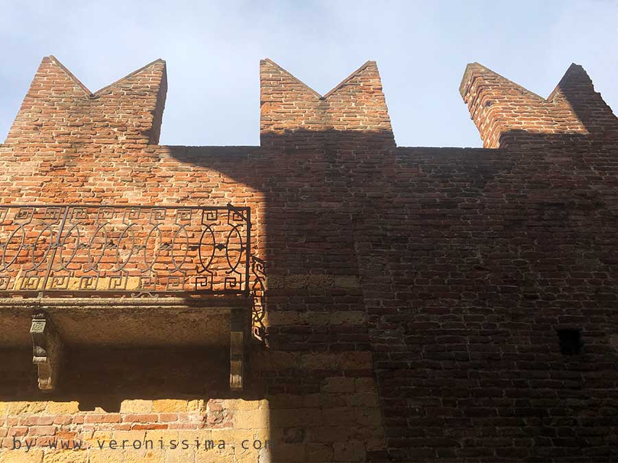 mergli ghibellini a coda di rondine sul muro della casa di Romeo