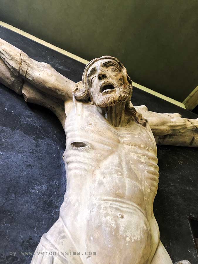 Scultura con crocifissione di Cristo