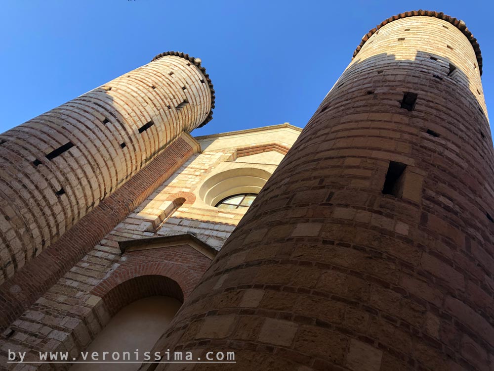 La facciata della chiesa di San Lorenzo con le due torri scalari