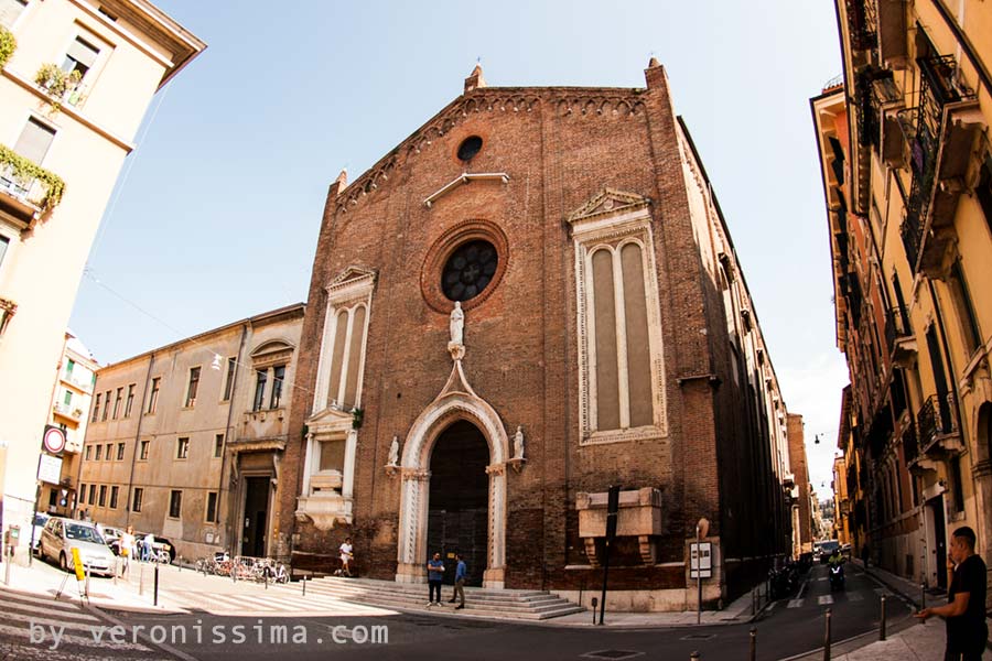 La facciata della chiesa di Santa Eufemia a Verona