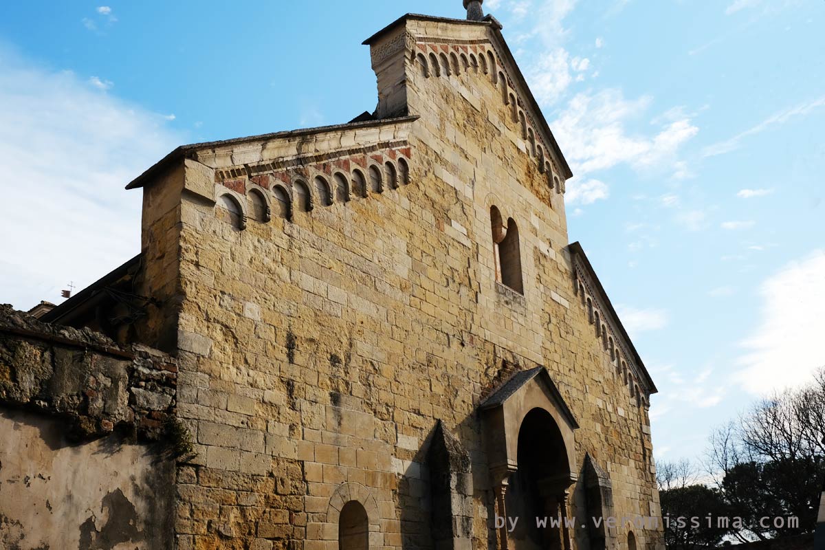 la facciata della chiesa di San Giovanni in Valle a Verona