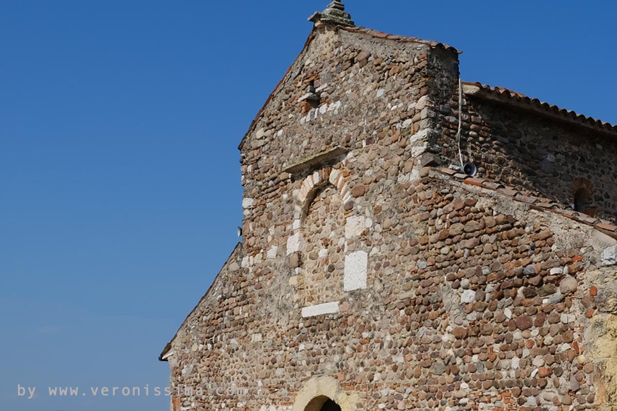 la facciata della chiesa di San Giovanni in Valle a Verona