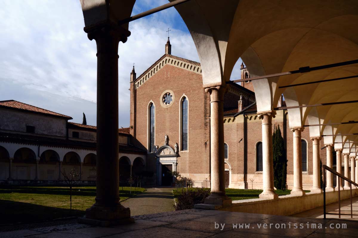 La facciata della chiesa di San Bernardino a Verona e una porzione del chiostro principale