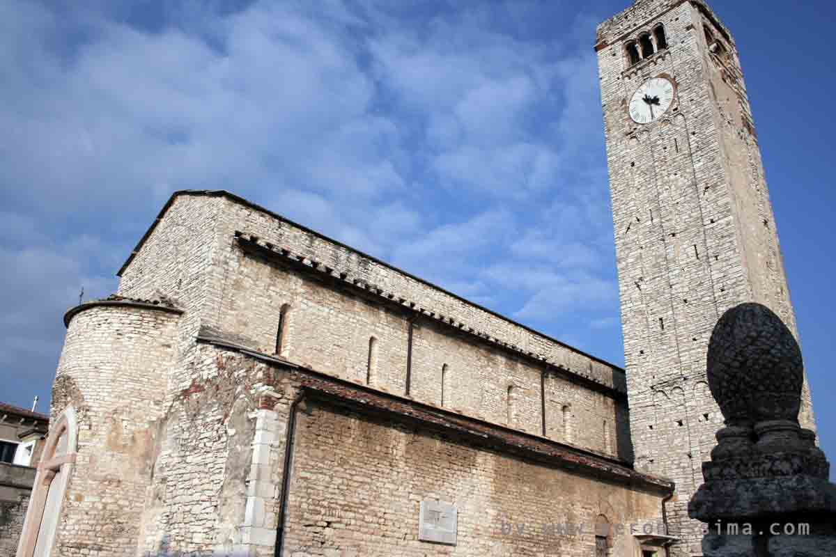 Lato e abside occidentale in pietra della pieve di San Giorgio di Valpolicella