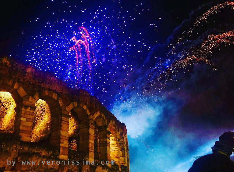 spettacolo pirotecnico nell'Arena di Verona