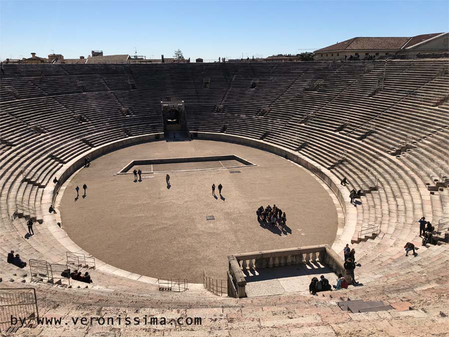 L'Arena di Verona con i gradini che ricordano la struttura a gironi dell'Inferno di Dante.