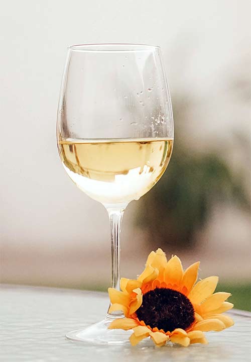 un bicchiere di vino bianco
