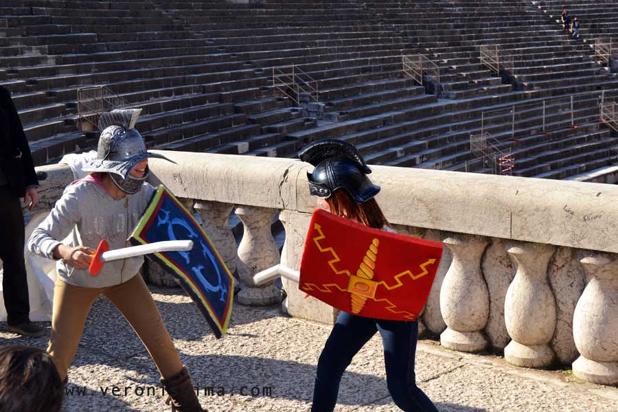 bambine vestite da gladiatori combattono nell'Arena di Verona