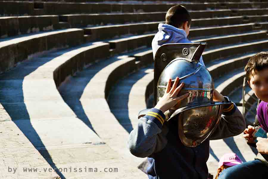 All'interno dell'Arena di Verona un bambino prova la riproduzione di un elmo di gladiatore
