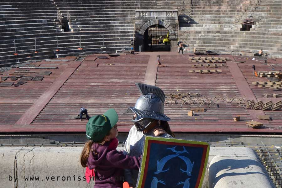 bambine vestite da gladiatori combattono nell'Arena di Verona