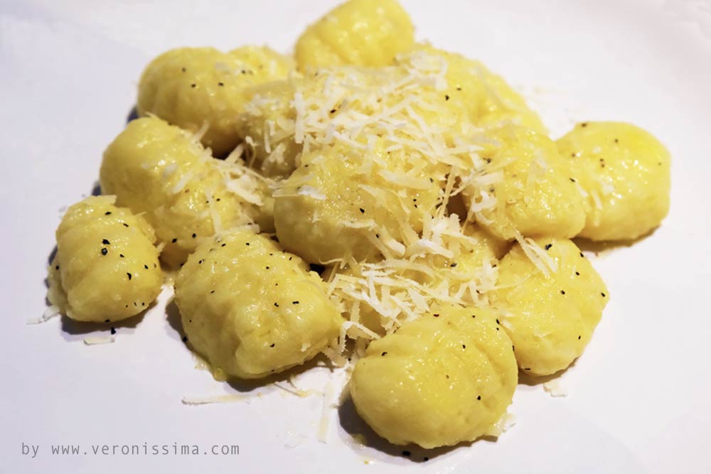 un piatto di gnocchi burro e formaggio