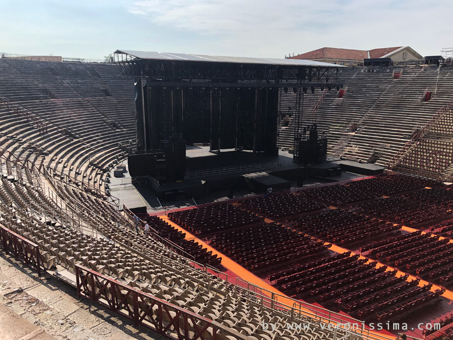 Il palco dell'Arena di Verona allestito per i concerti extra-lirica