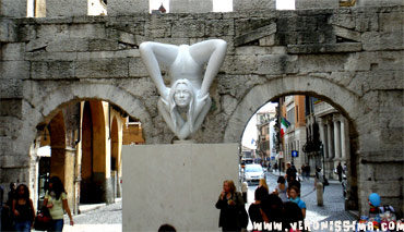 Grande scultura di Marc Quinn davanti a Porta Borsari a Verona