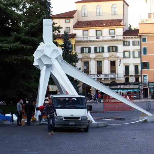 le fasi iniziali dell'assemblaggio della stella cometa di Verona