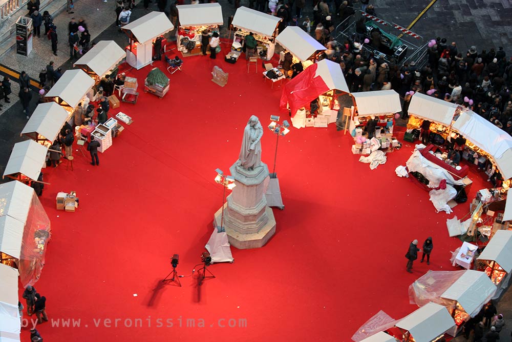 Il grande cuore rosso disegnato al centro di piazza dei Signori a Verona visto dall'alto.
