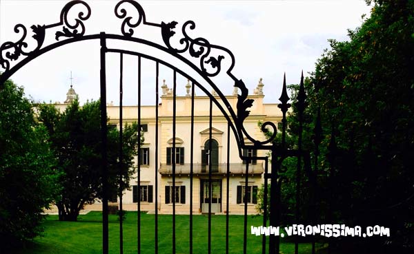 il retro di villa Mosconi Bertani con il cancello che da accesso al giardino sul retro