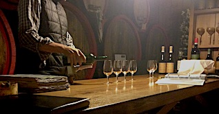 Cantina a conduzione famigliare un cantiniere versa vino in una degustazione