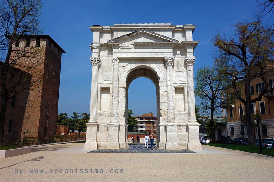 Vista frontale dell'Arco dei Gavi