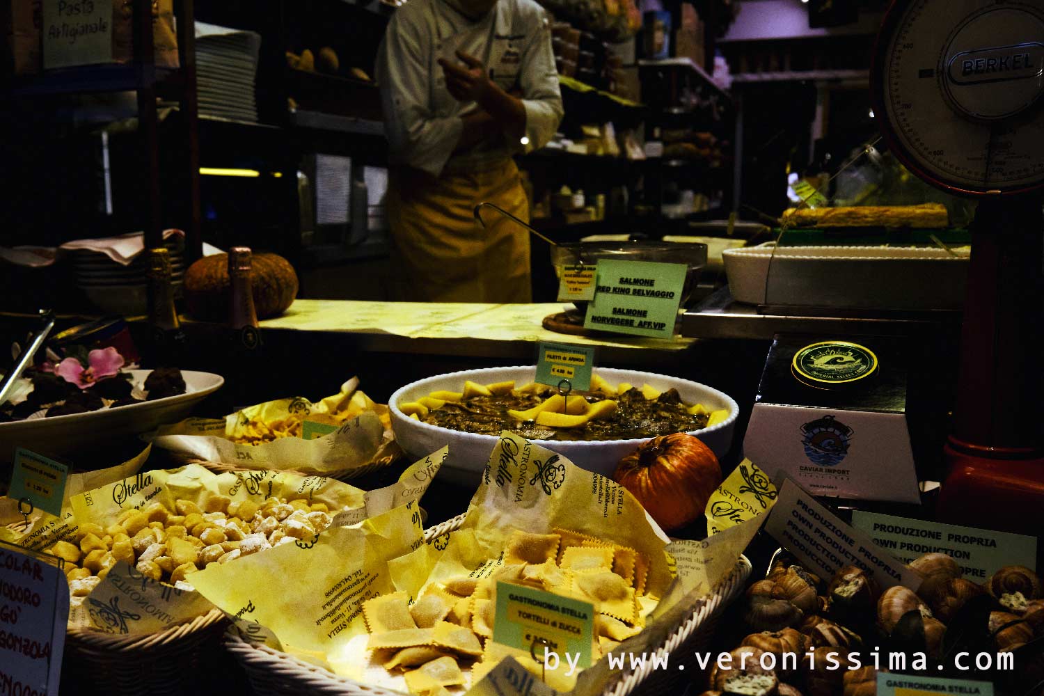 the windoy of a delicacies shop in Verona