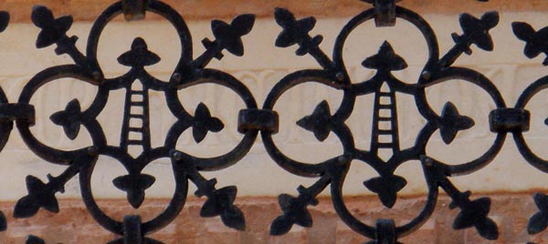 dettaglio dell'inferiata delle arche scaligere con lo stemma che rappresenta la scala