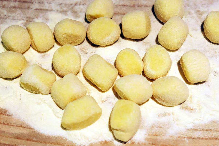 un piatto di gnocchi burro e formaggio