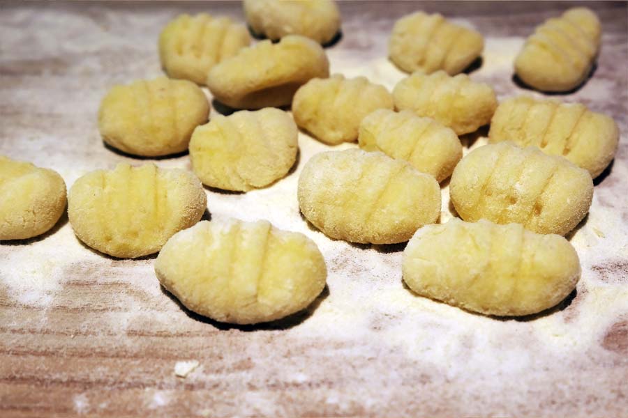 un piatto di gnocchi burro e formaggio