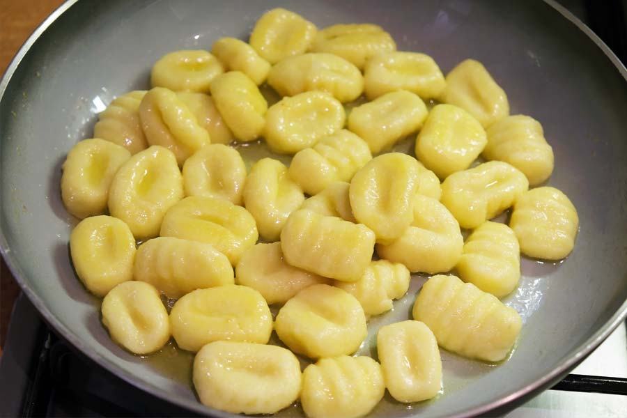 un piatto di gnocchi burro e formaggio