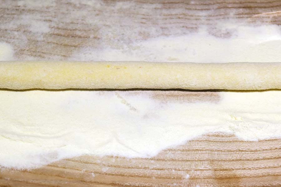 un piatto di gnocchi burro e formaggio