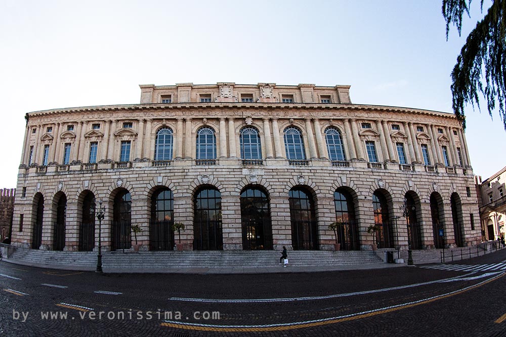 Facciata del palazzo della Gran Guardia