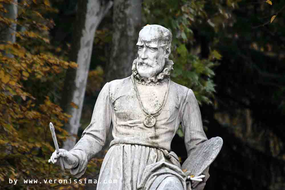 La statua di Paolo Veronese ai giardini della Giarina a Verona