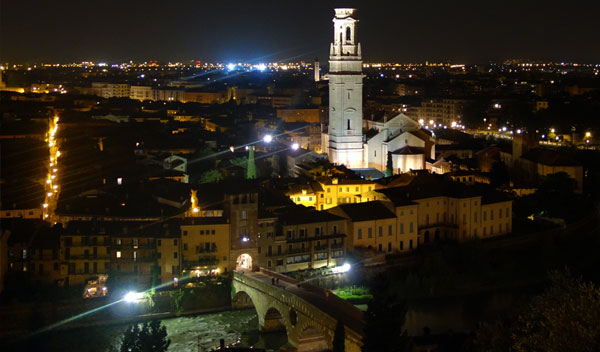 Panorama serale di Verona dall'alto