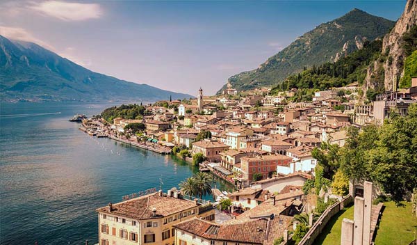 Un paese sulla costa del lago di Garda