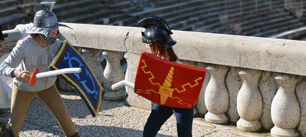 Bambini giocano ai gladiatori nell'Arena di Verona