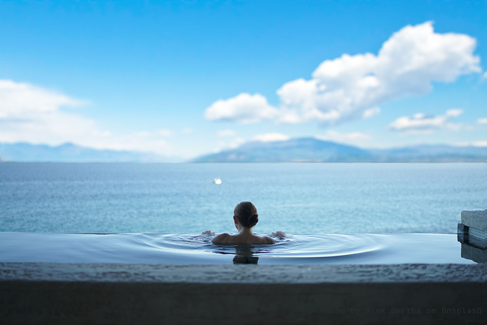 Una donna immersa in una vasca termale di fronte al lago di Garda