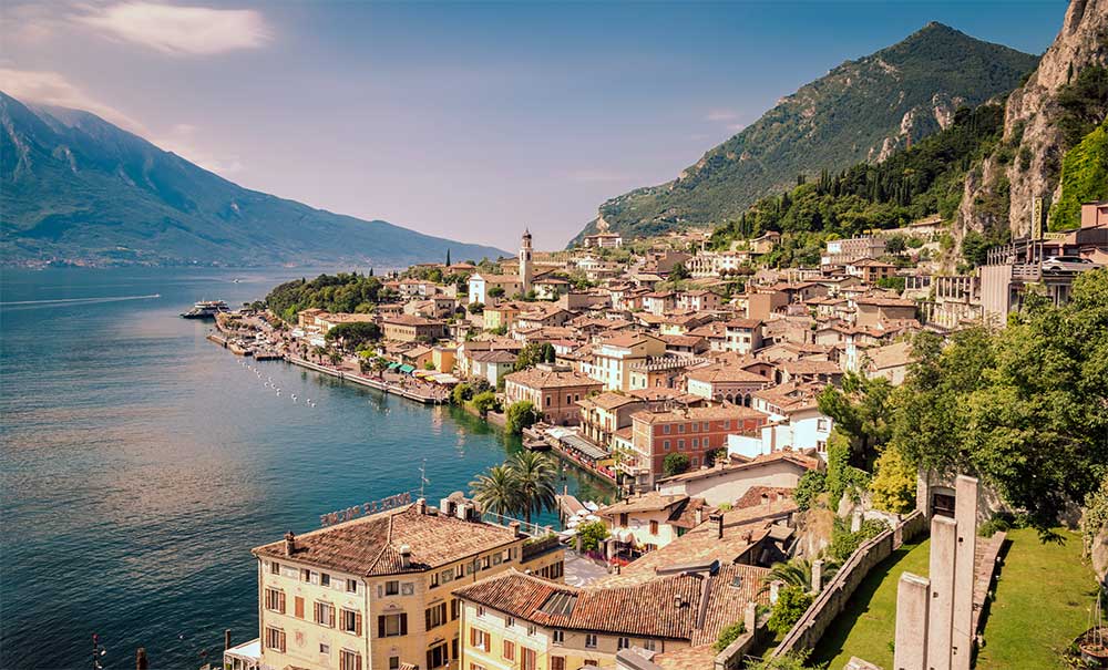 visione d'insieme del lago di Garda dall'alto