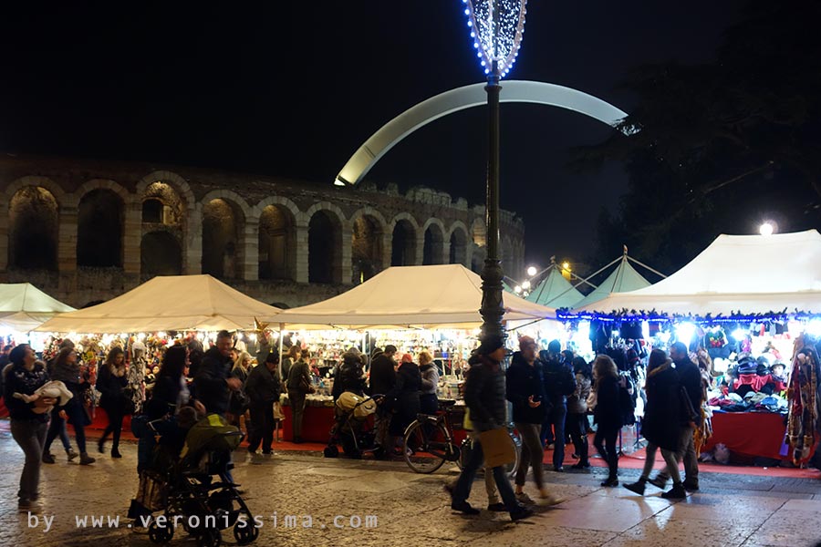 Mercatini di Santa Lucia in piazza Bra a Verona