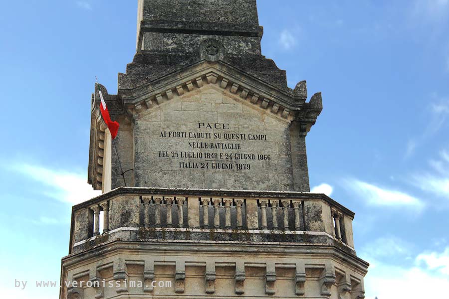 la scritta sul monumento ai caduti di Custoza