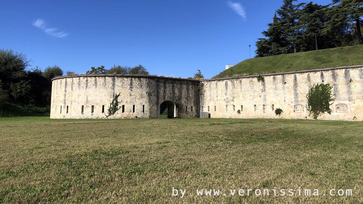 porzione di mura alla Carnot attorno ai bastioni
