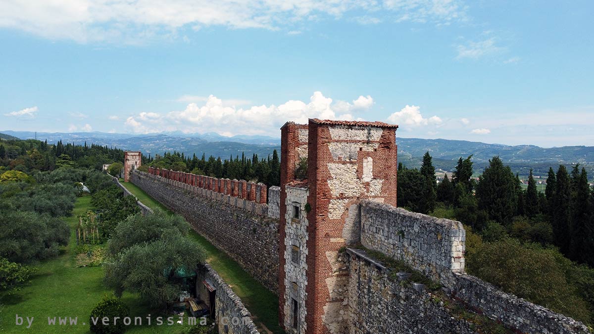 Un tratto di muro medievale con le torri sulle colline di Verona