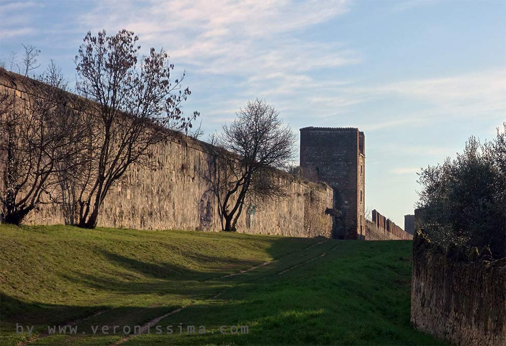 Un tratto di muro medievale con le torri sulle colline di Verona