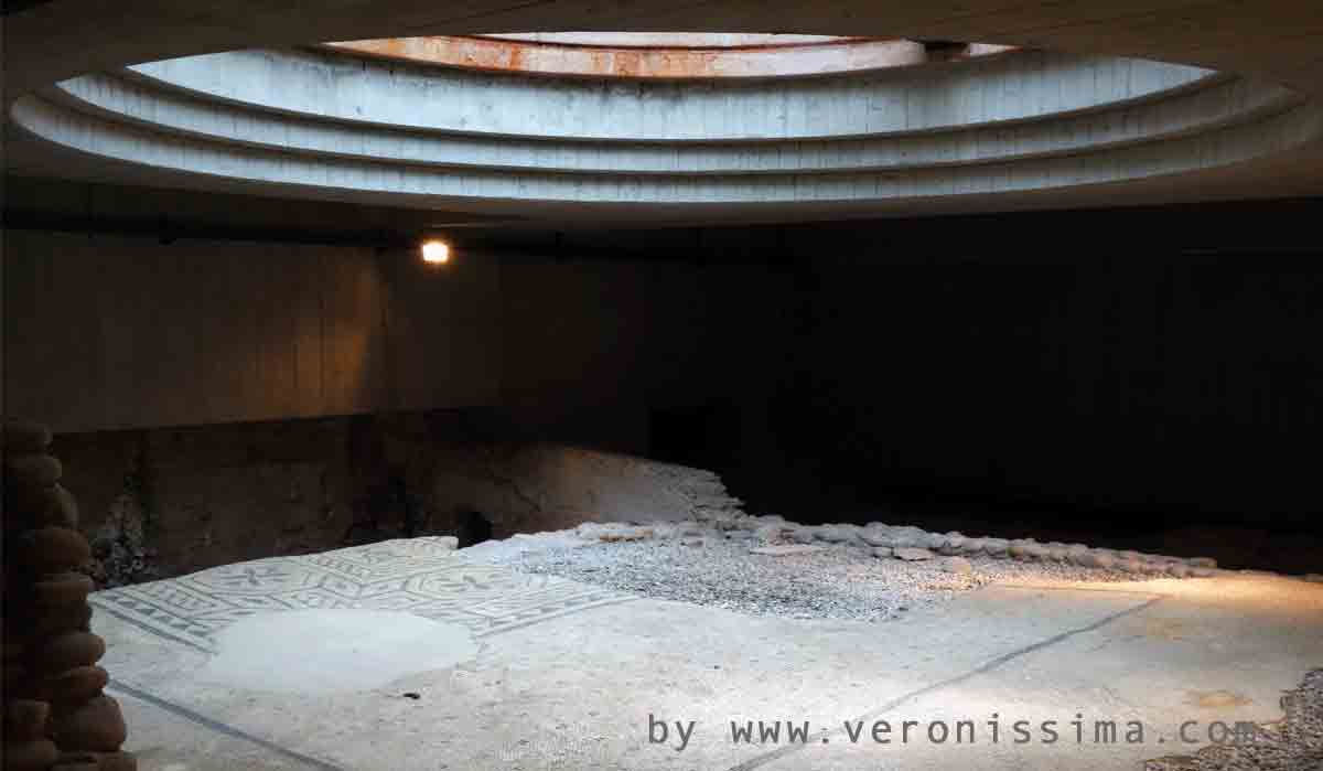 il lucernario che fornisce luce al museo sotterraneo di verona