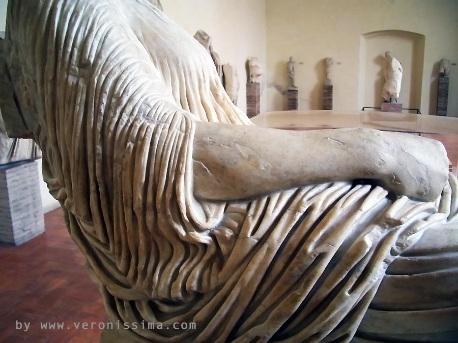 Particolare sul drappeggio di una scultura del Museo Archeologico di Verona