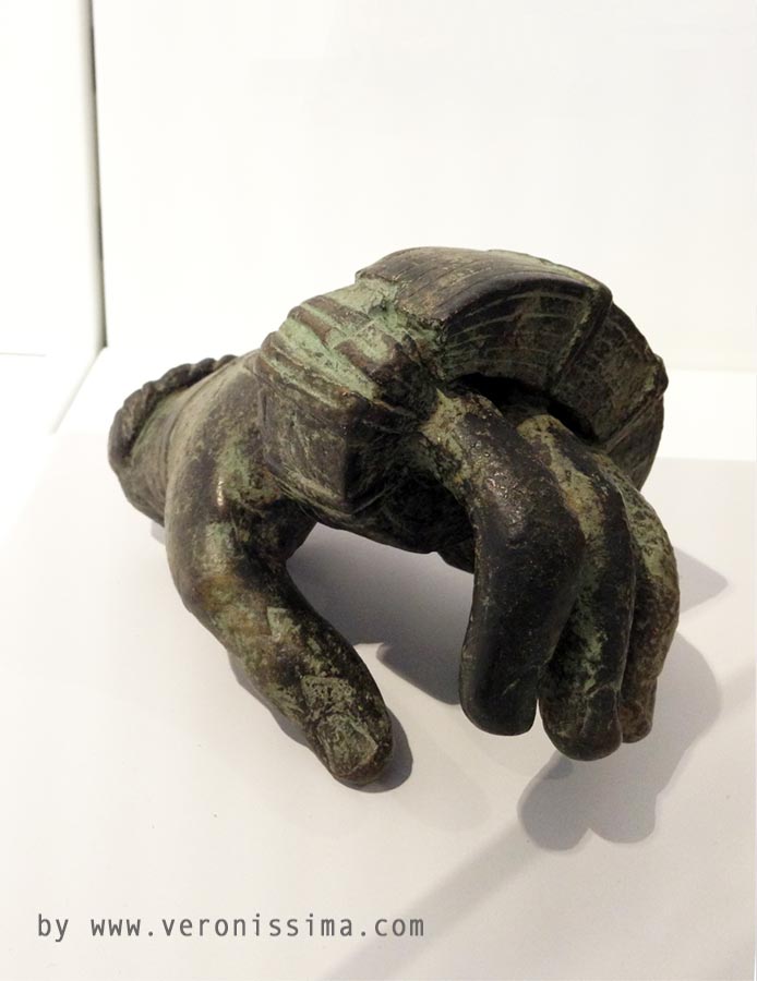 mano di statua in bronzo di pugile romano